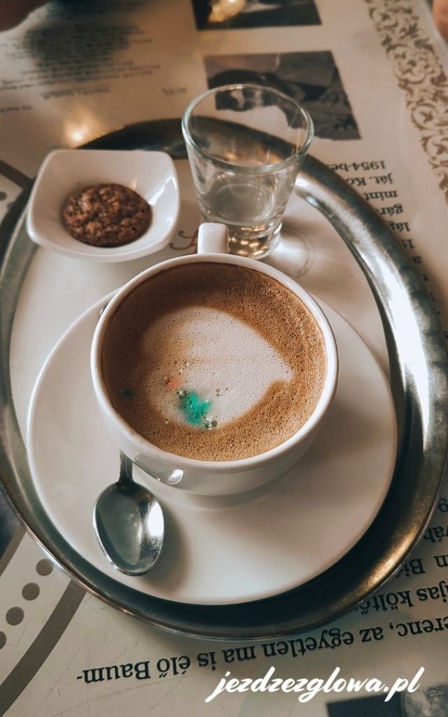 Kawa espresso i cappuccino w kawiarni New York Cafe w Budapeszcie