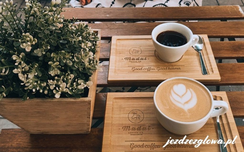 Kawa latte i espresso w kawiarni Madal w Budapeszcie