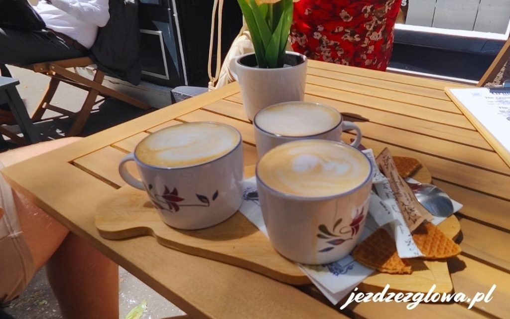 Kawa latte w kawiarni Tostii w Budapeszcie na świeżym powietrzu