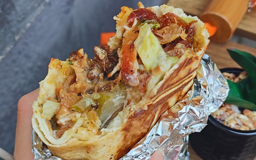 Kebab owinięty w folię – popularny street food w Budapeszcie