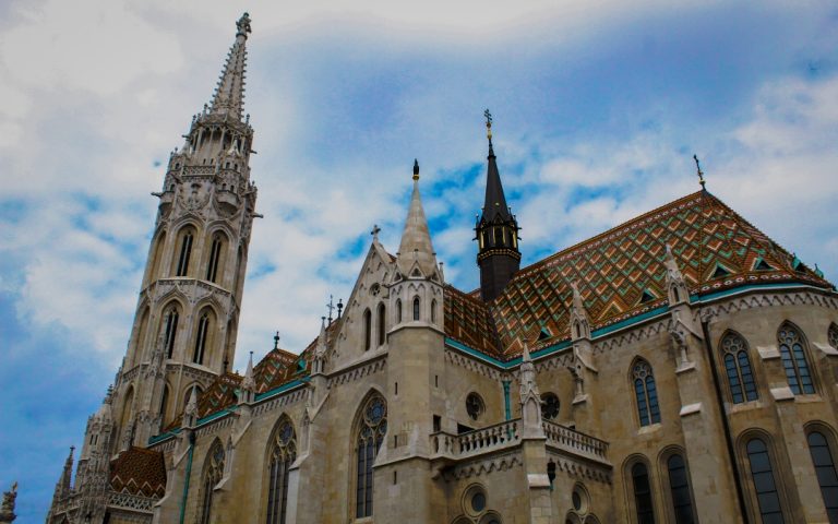 Kościół Macieja z barwnym dachem na Wzgórzu Zamkowym w Budapeszcie
