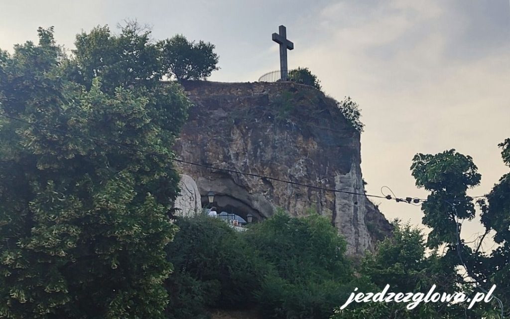Krzyż na skale Góry Gellerta w Budapeszcie