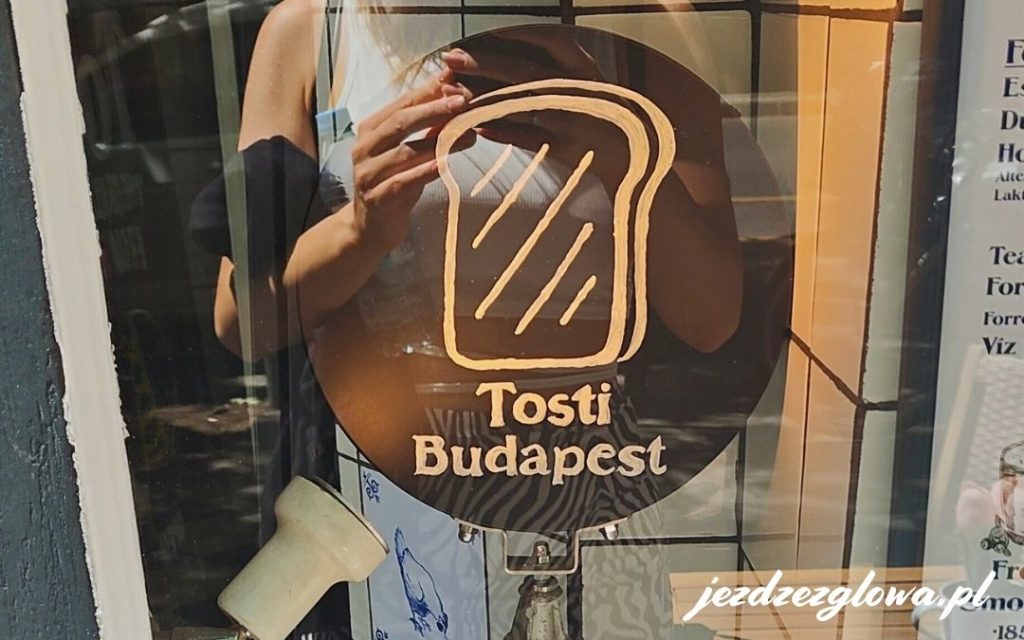 Logo kawiarni Tosti Budapest w centrum miasta
