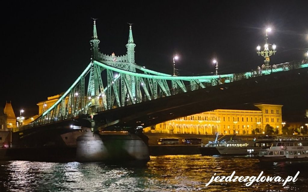 Most Wolności w Budapeszcie nocą