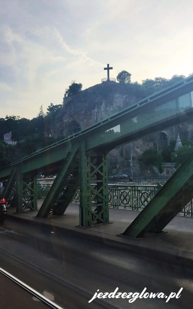 Most Wolności w Budapeszcie z widokiem na Górę Gellerta