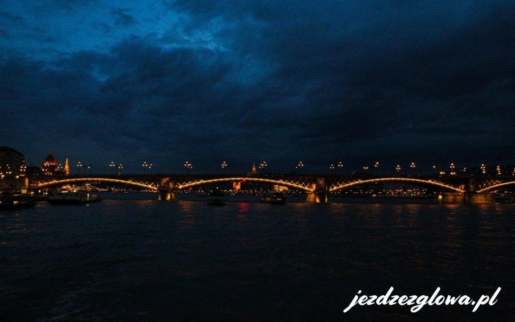 Most na Dunaju podświetlony wieczorem w Budapeszcie