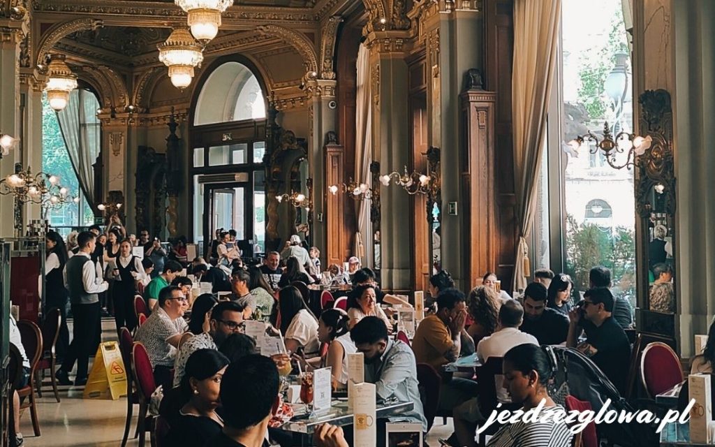 New York Cafe w Budapeszcie – wnętrze pełne gości