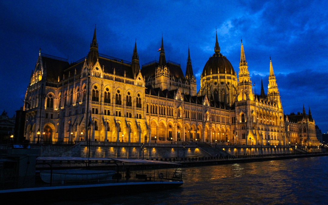 Nocny widok Parlamentu Węgier odbijającego się w wodach Dunaju