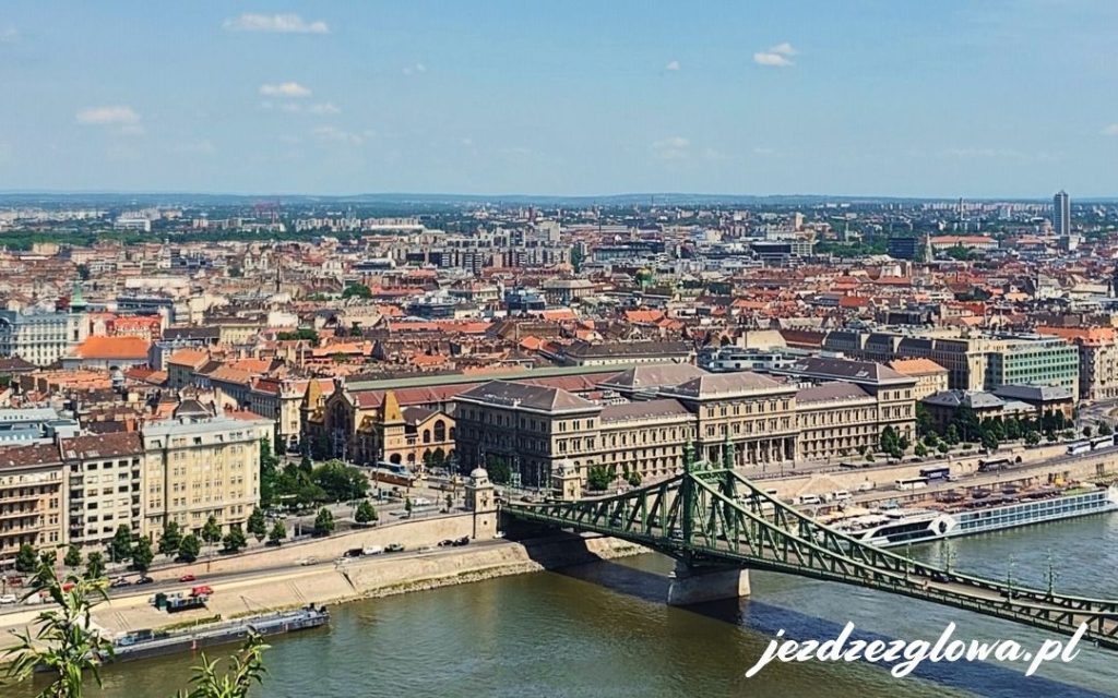 Panorama Budapesztu i Mostu Wolności nad Dunajem