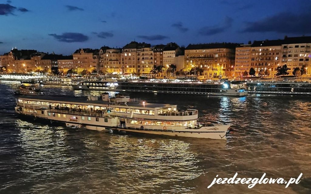 Panorama Budapesztu nocą z Dunajem i oświetlonymi budynkami