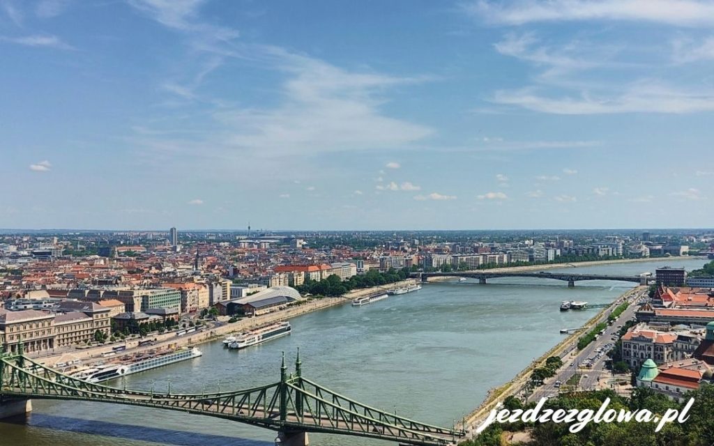 Panorama Budapesztu z widokiem na Most Wolności