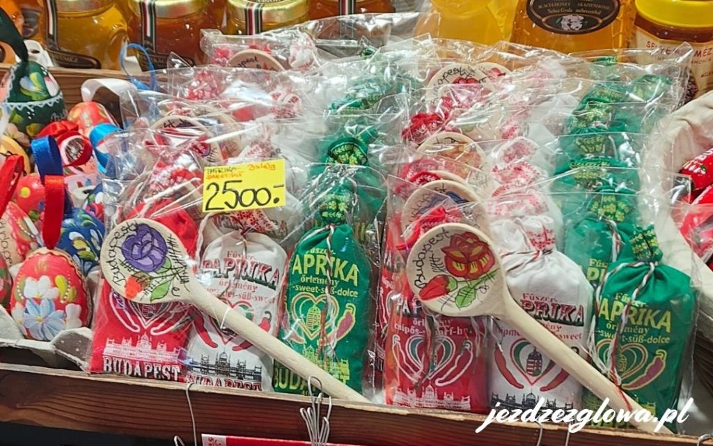 Papryka w opakowaniach i drewniane łyżki – pamiątki z Budapesztu