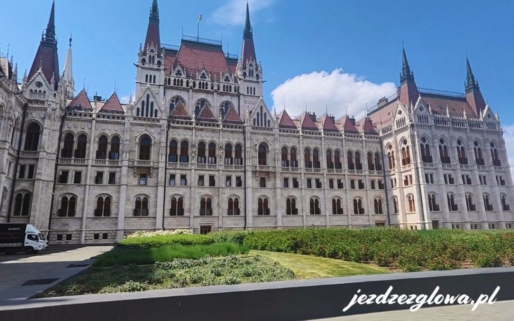 Parlament w Budapeszcie w słoneczny dzień