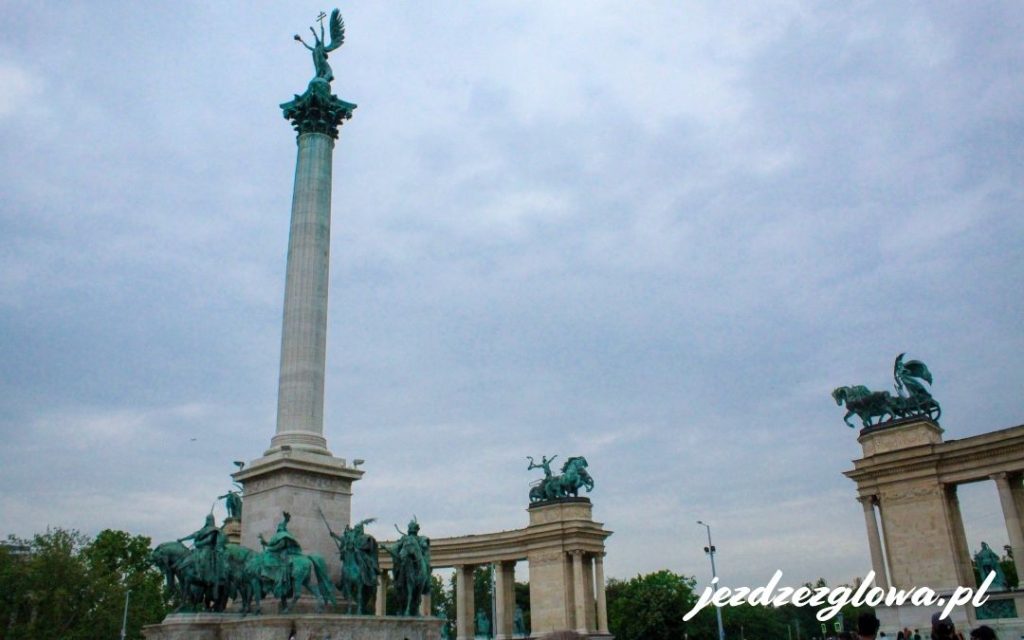 Plac Bohaterów w Budapeszcie – kolumna z archaniołem Gabrielem