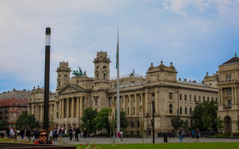 Plac Kossutha wraz z sąsiednimi gmachami ministerstw przy Parlamencie w Budapeszcie