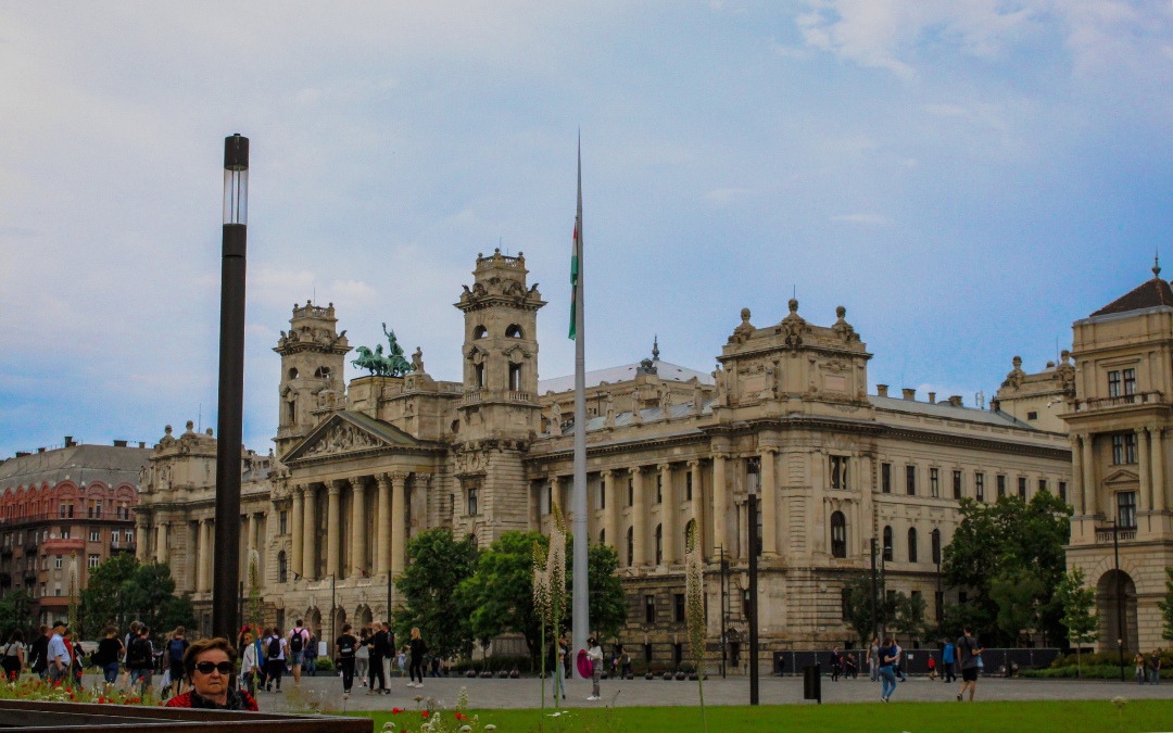 Plac Kossutha wraz z sąsiednimi gmachami ministerstw przy Parlamencie w Budapeszcie
