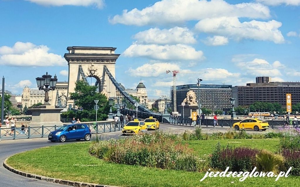 Plac przy Moście Łańcuchowym w Budapeszcie latem