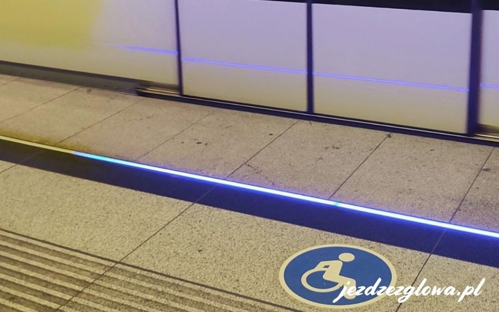 Podświetlone oznaczenie dostępności w metrze w Budapeszcie