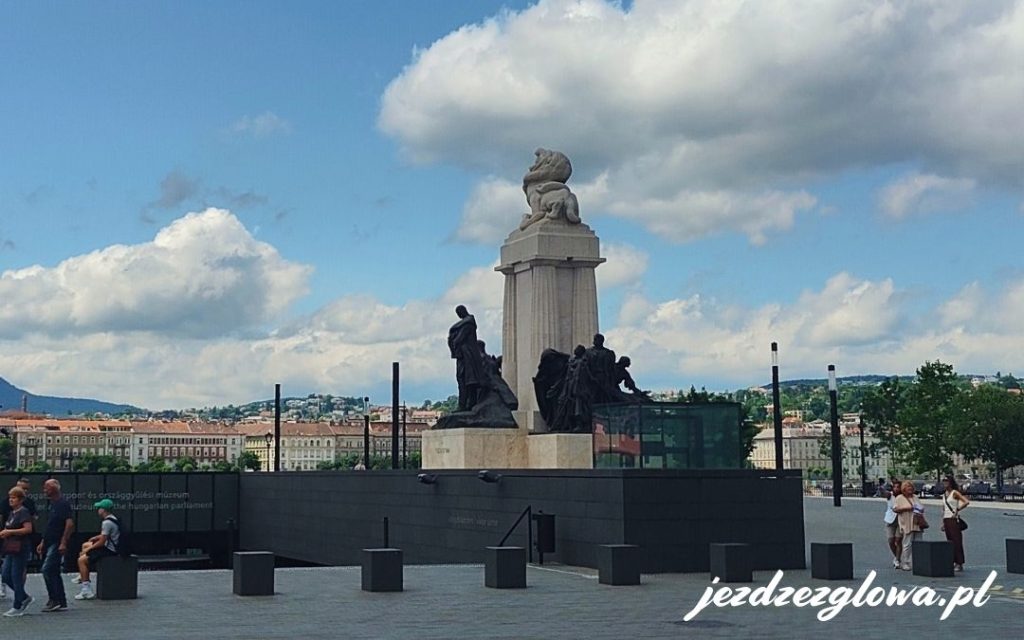 Pomnik Armii Czerwonej na Placu Wolności w Budapeszcie – obelisk upamiętniający żołnierzy radzieckich poległych w 1945 roku