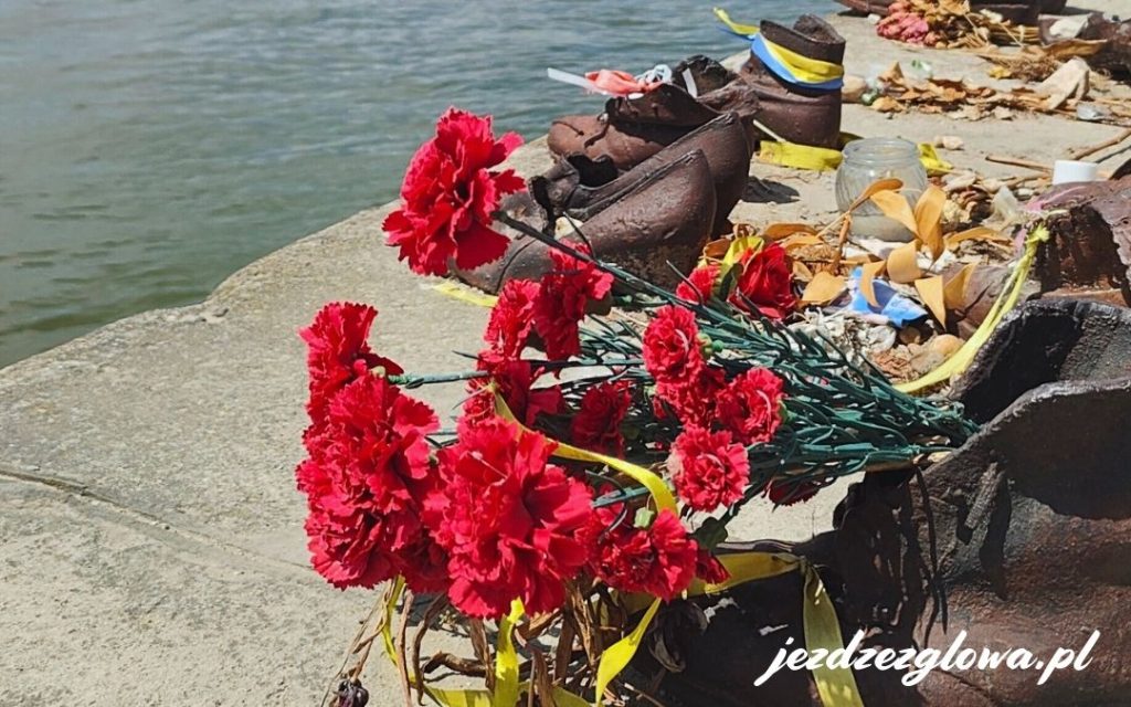 Pomnik Buty nad Dunajem w Budapeszcie z kwiatami