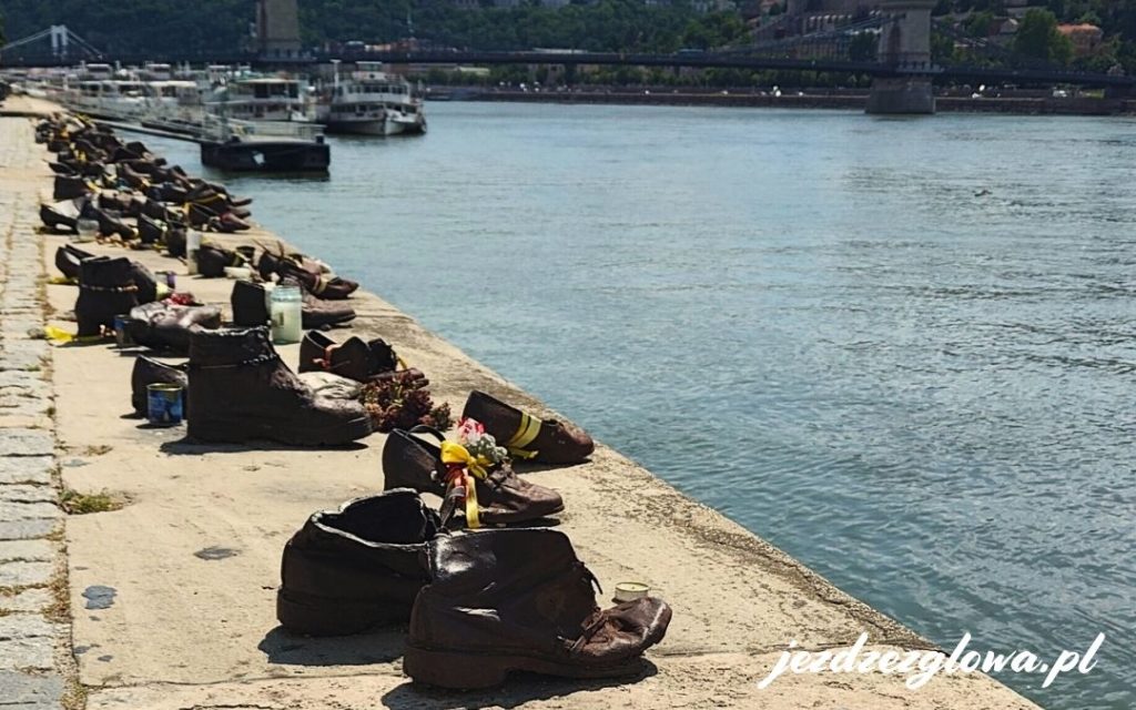 Pomnik Buty nad Dunajem w Budapeszcie – hołd ofiarom Holocaustu