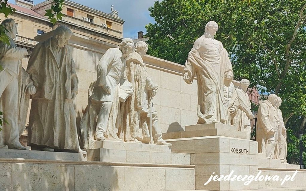 Pomnik Lajosa Kossutha na Placu Lajosa Kossutha w Budapeszcie – monumentalny memoriał przywódcy rewolucji węgierskiej z 1848 roku, stojący przed budynkiem parlamentu