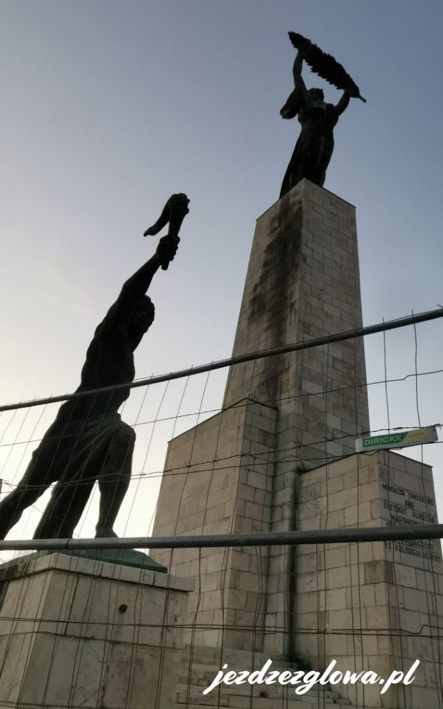 Pomnik Wolności na Górze Gellerta w Budapeszcie widziany z bliska