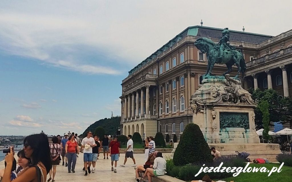 Pomnik księcia Eugeniusza Sabaudzkiego na dziedzińcu Zamku Królewskiego w Budapeszcie