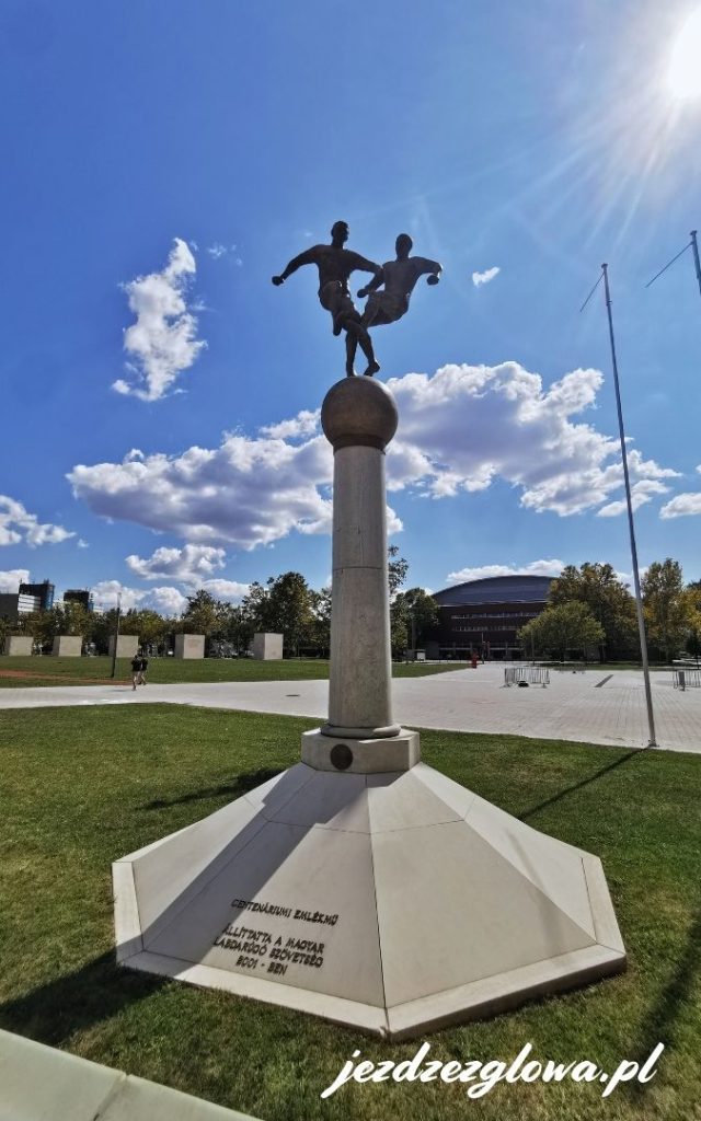 Pomnik upamiętniający Złotą Jedenastkę – węgierską reprezentację piłkarską lat 50., rzeźba dwóch zawodników ustawiona na wysokiej kolumnie w Budapeszcie