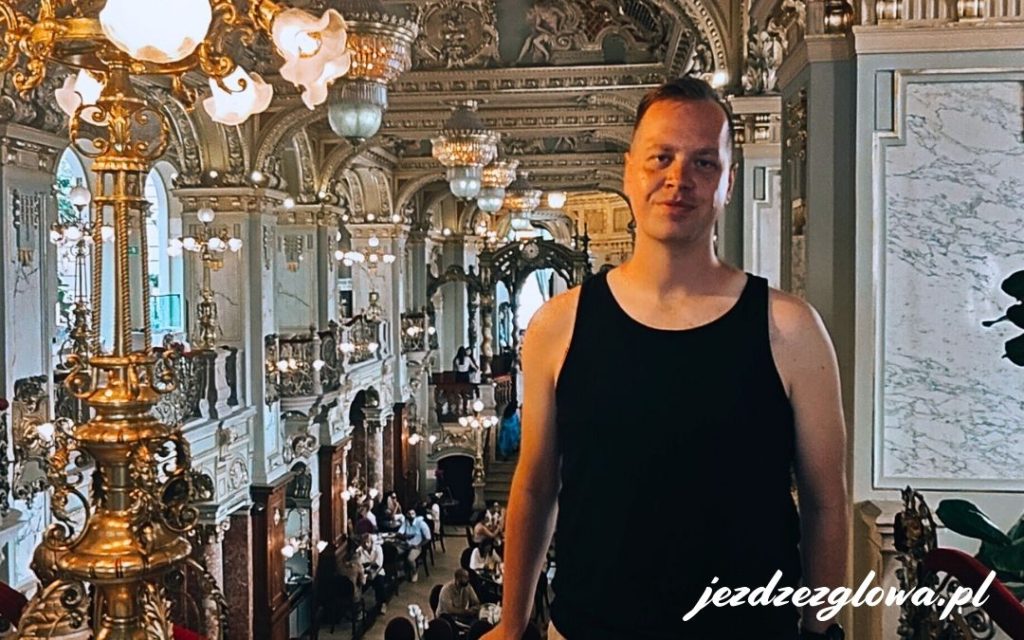 Portret w zabytkowym wnętrzu New York Cafe w Budapeszcie