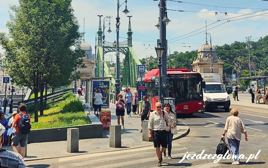 Przystanek autobusowy i tramwajowy w centrum Budapesztu