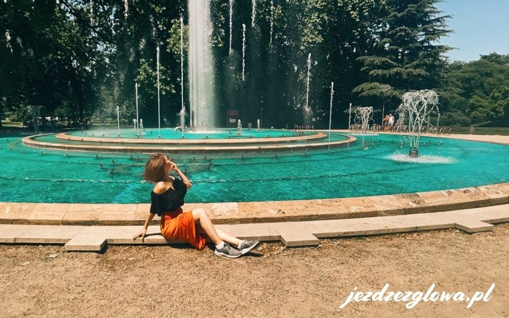 Relaks przy fontannie w Budapeszcie na wyspie Małgorzaty