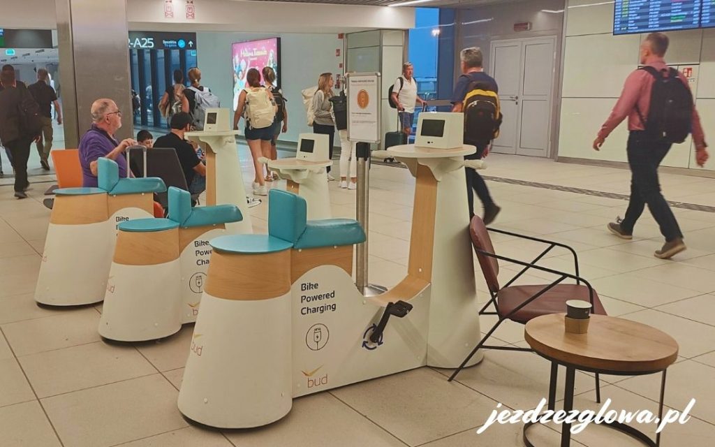 Rowerki do ładowania telefonów na lotnisku w Budapeszcie