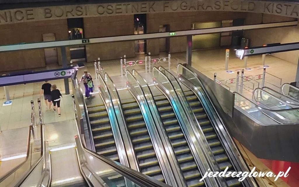 Ruchome schody prowadzące na peron metra w Budapeszcie
