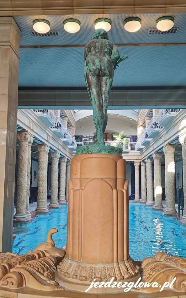 Rzeźba w wejściu do łaźni termalnych Gellerta w Budapeszcie