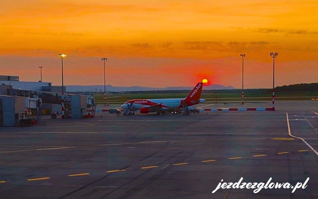 Samoloty na lotnisku w Budapeszcie o zachodzie słońca