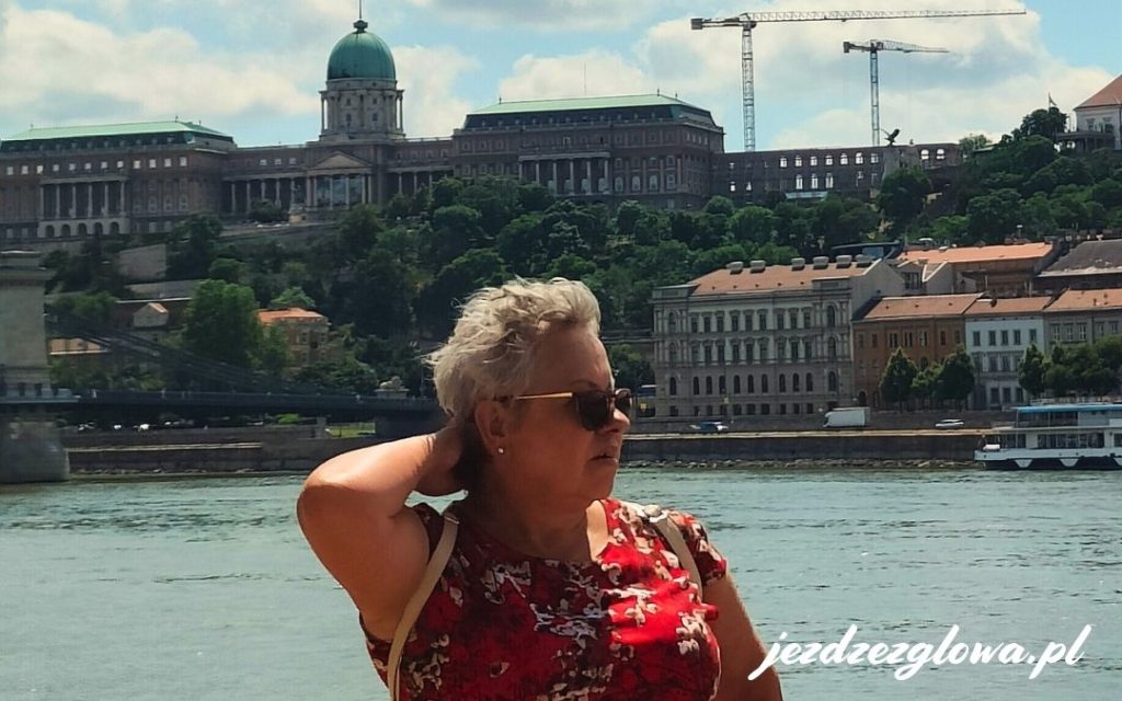 Spacer nad Dunajem z widokiem na Zamek Królewski w Budapeszcie