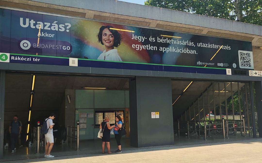 Stacja metra – wejście w centrum Budapesztu