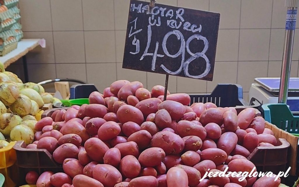 Stragan z ziemniakami na targu w Budapeszcie
