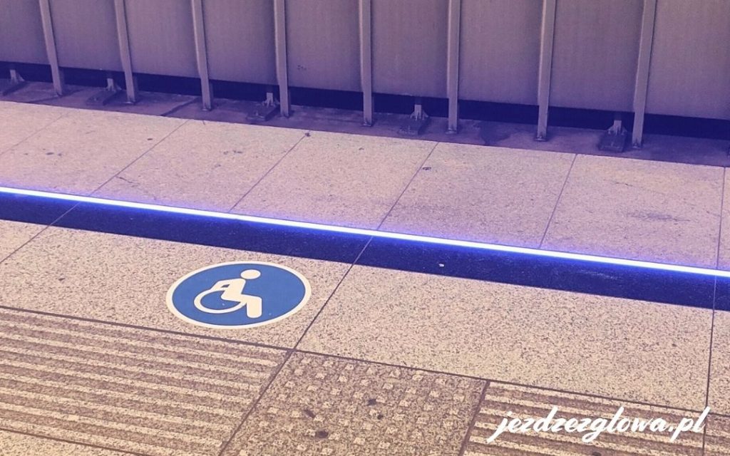 Symbol osoby niepełnosprawnej na peronie metra w Budapeszcie