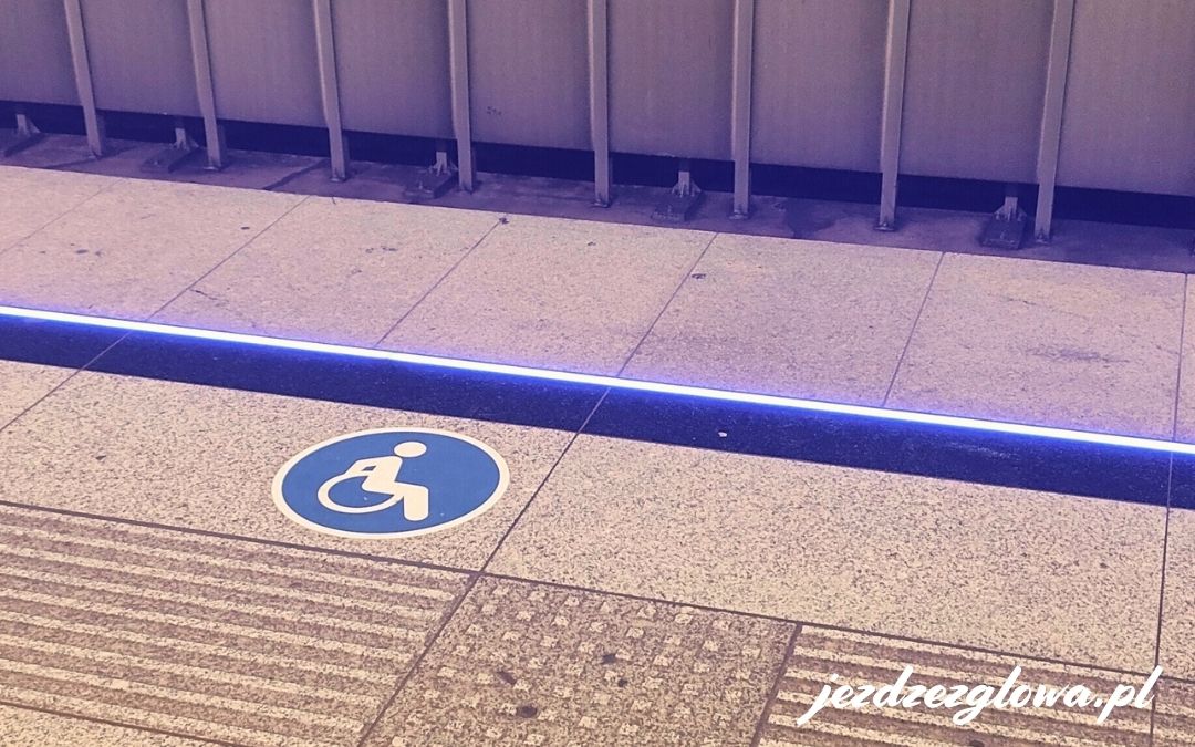 Symbol osoby niepełnosprawnej na peronie metra w Budapeszcie