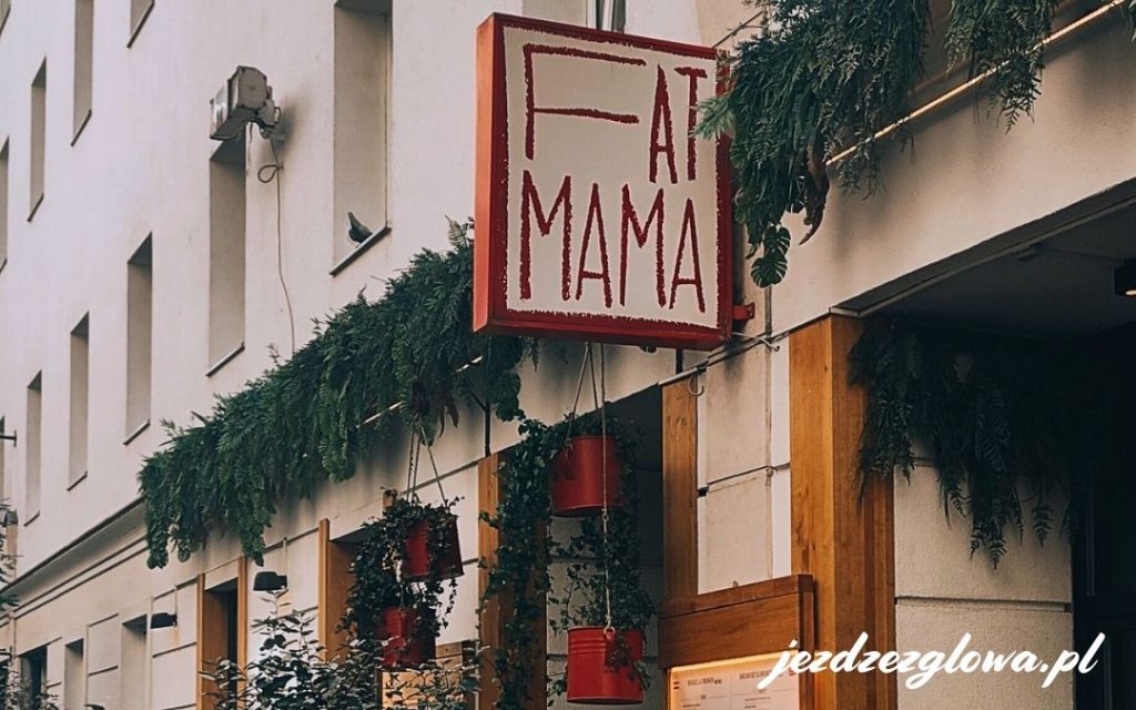 Szyld restauracji FAT MAMA w Budapeszcie