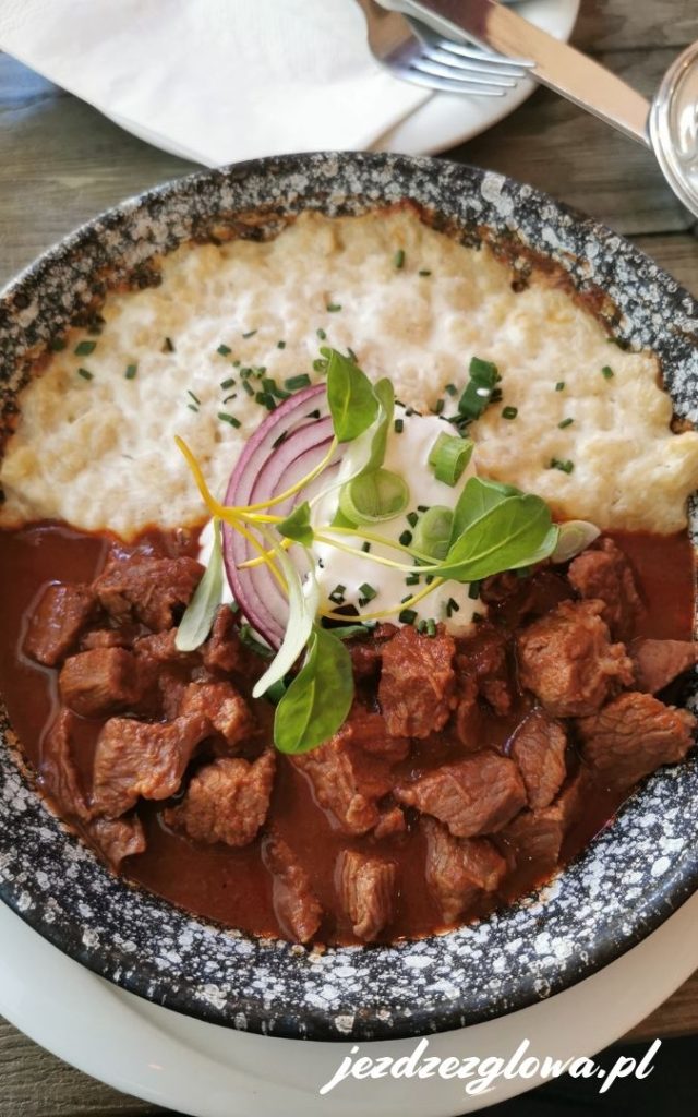 Talerz z gulaszem węgierskim i kluskami nokedli