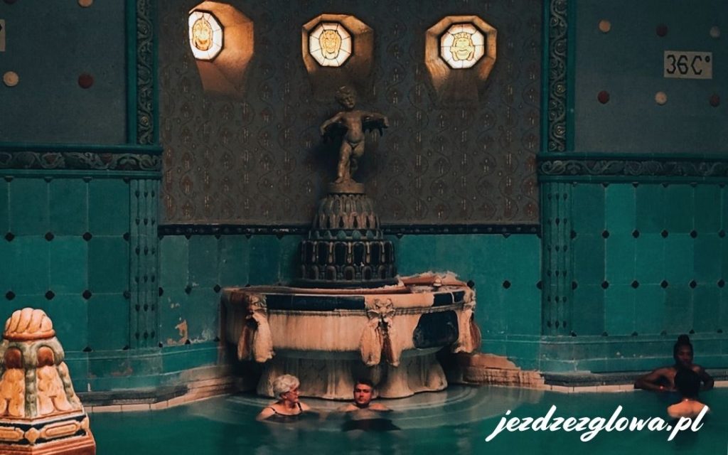 Termalne łaźnie Gellerta w Budapeszcie – basen z mozaiką