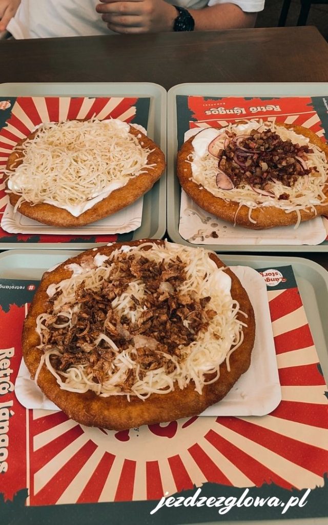 Tradycyjne węgierskie langosze w Retro Langos w Budapeszcie