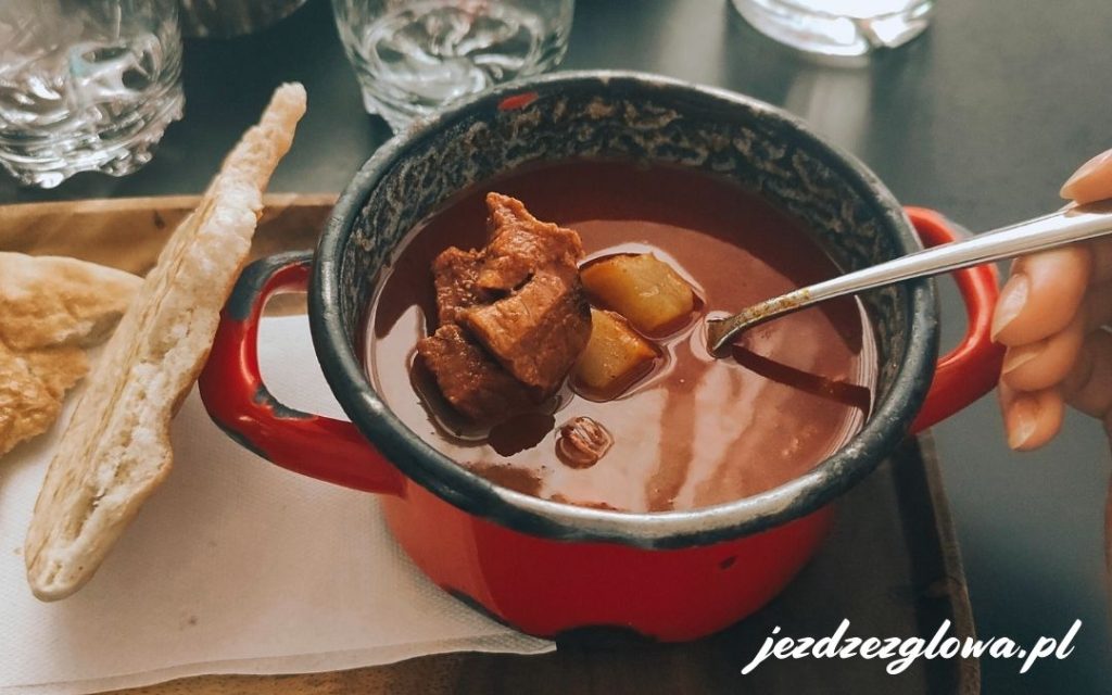 Tradycyjny węgierski gulasz w Budapeszcie