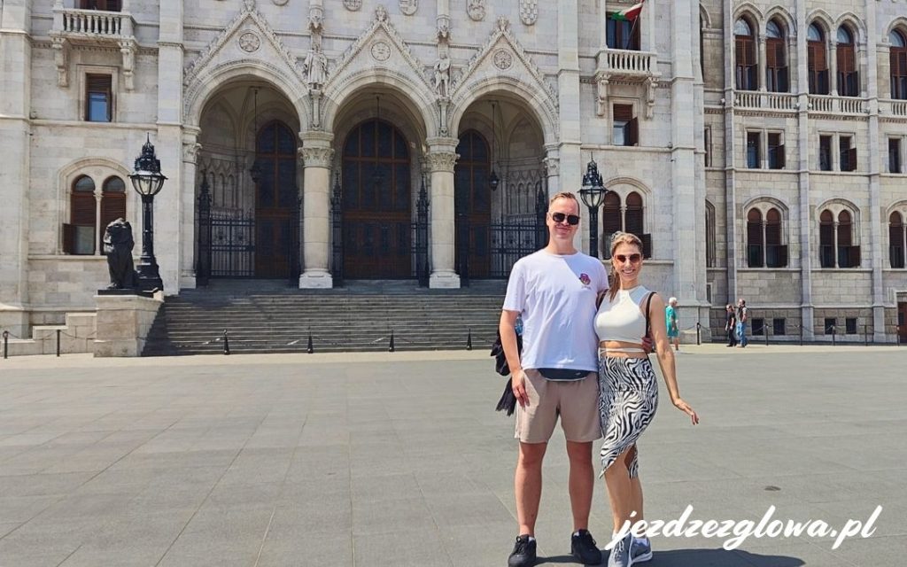 Turyści przed wejściem do Parlamentu w Budapeszcie