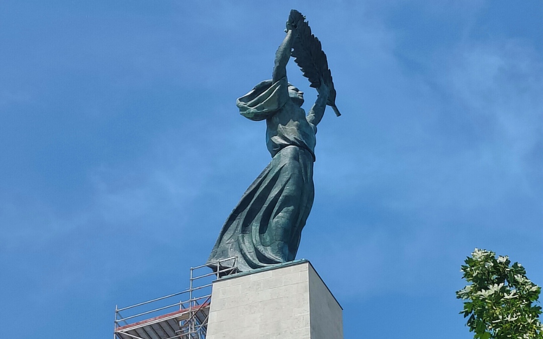 Ujęcie z bliska przedstawiające Pomnik Wolności na Górze Gellerta