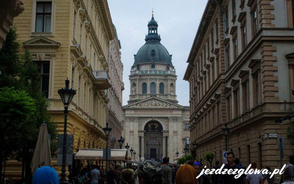Ulica prowadząca do bazyliki św. Stefana w Budapeszcie