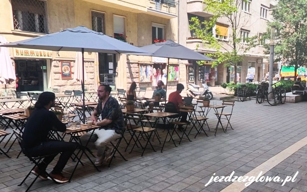 Uliczna kawiarnia Madal z ogródkiem w Budapeszcie
